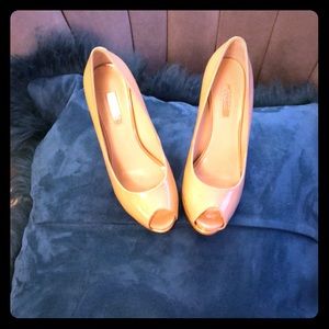 Guess beige patent leather peep toe pumps